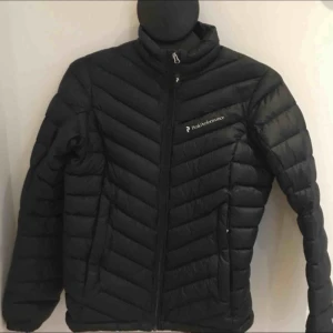  - Jacka från peak performance, väldigt bra skick, inga skador eller liknande. Köptes på plick men tyvärr för liten så säljer vidare :)