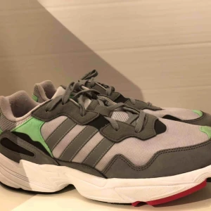  - Adidas Yung 96 Använda ca 2-3 ggr under sommarn Nypris: ca 899kr 