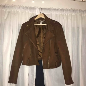  - Brun mockajacka från Nelly Storlek 40  Bra skick förutom att ett bält som suttit på jackan fattas, men snygg ändå.  120+ frakt 🥰