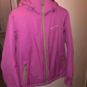  - - Rosa Peak Performance-jacka i strl M. - Passar 36/38/40, jag är en 38. Den har bra funktioner med snölås, liftkortsficka, ventilationsöppningar under bägge armar, fickor på de övre ärmarna och avtagbar luva. - Frakten ingår, annars 620kr