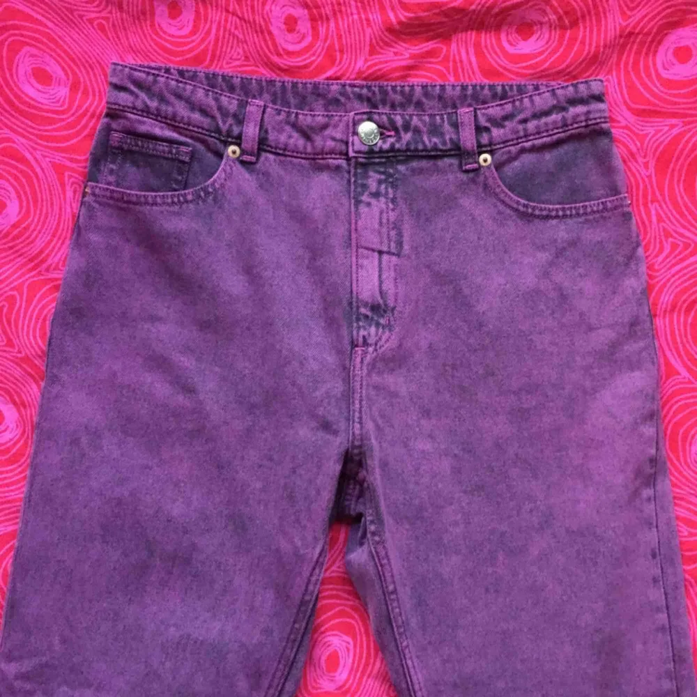 🍇 Lila mom-jeans från Monki i 100% bomull. Helt oanvända. Sitter som en storlek 38 🍇 Skriv gärna om du har några frågor! 💕. Jeans & Byxor.