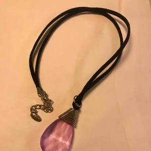  - Halsband med berlock 