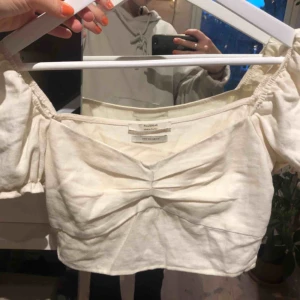  - Supersöt topp från pullandbear, bara använd en gång.   Köparen står för frakt :) 