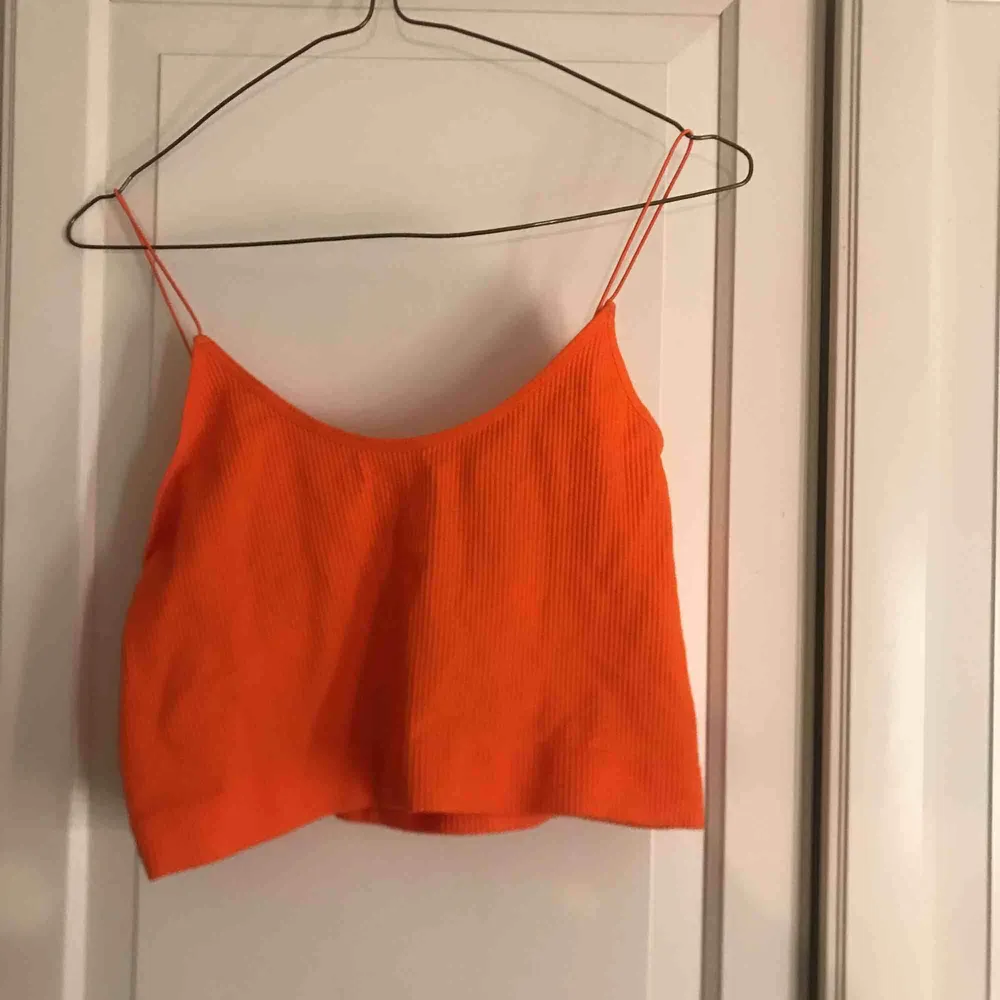 Neon orange linne, storlek L men skulle nog säga m efter som den är så pass stretchiga😊 . Toppar.