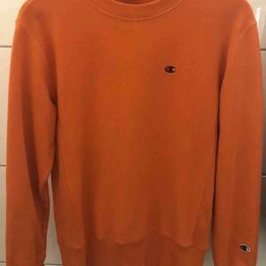 Jättesnygg orange sweatshirt från Champions, as snygg men tyvärr i behov av pengar! Nypris 1000kr och väldigt bra skick! Köparen betalar frakt annars möts jag upp i thn/vbg