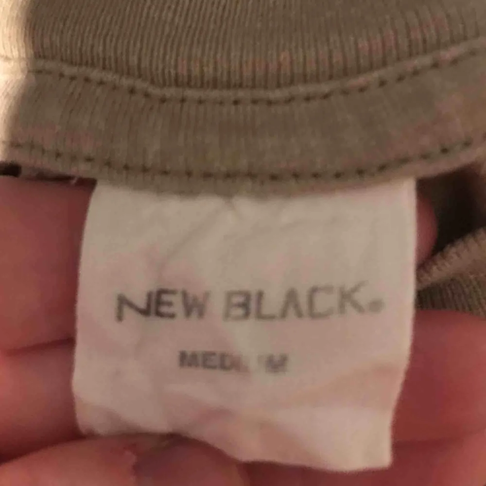 Cool tisha ifrån New Black, säljes pga av att den ej kommer till användning! Köparen står för frakt🥰 (tröjan är skrynklig för att den spenderat en tid i garderoben). T-shirts.