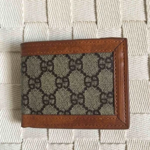  - Thrift find fake brand plånbok med mönster. Aldrig använd! Frakt tillkommer alternativt mötas upp i Gbg