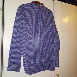  - Tunn rutig skjorta utan storlek, men passar upp till xl
