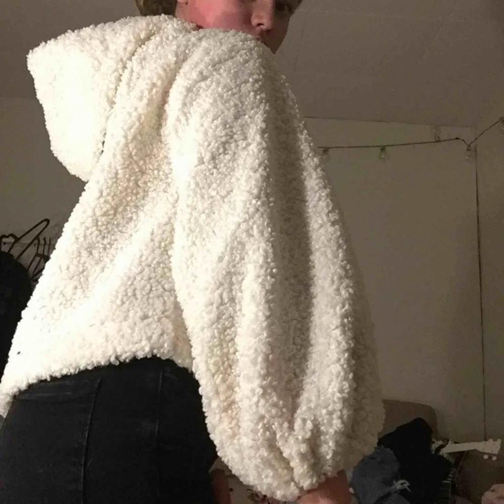 Fin teddy hoodie från forever 21, helt ny bara testad med lapp kvar, köppt för 300kr! Skriv vid frågor eller intresse, köpare står för frakt :). Hoodies.