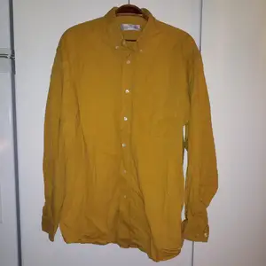 Jättfin, rejäl, gul skjorta 