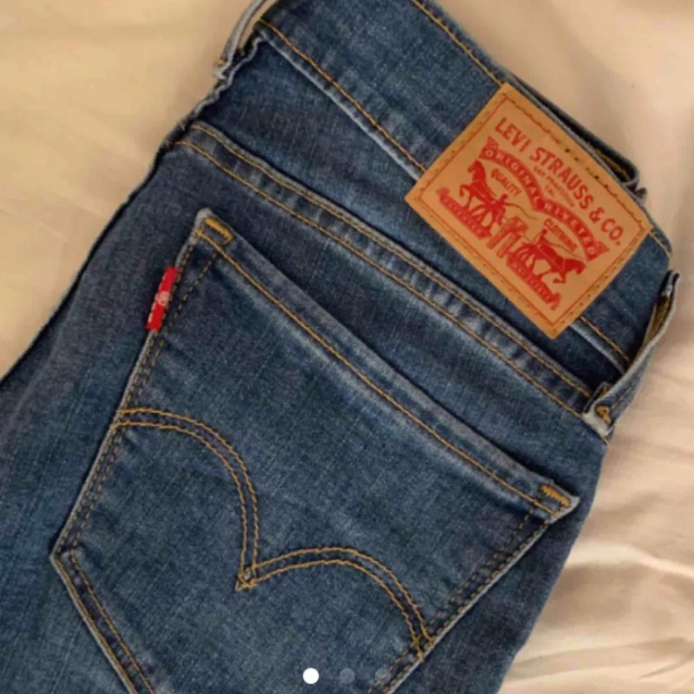 Säljer dessa skit snygga Levi’s jeans i modellen 710 super skinny storlek 24/30. Väldigt bra skick säljer pågrund av fel storlek, frakt betalas av köpare :). Jeans & Byxor.