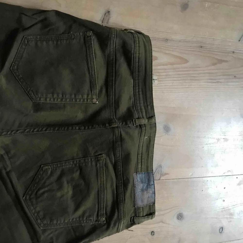 Mörkgröna jeans från Zara med svart detalj på Sidan. Storlek 40 men passar även 38. Knappt använda:). Jeans & Byxor.
