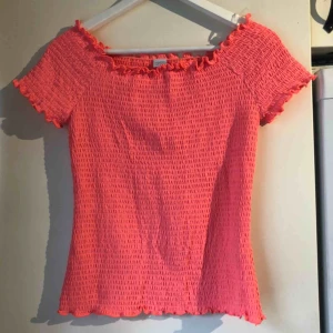  - En rosa topp, lite åt singoallatoppar, från Lindex! Aldrig använd, skickas ej!💗