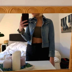  - Jeansjacka från barnavdelningen. Säljer pga att den är lite för liten på mig. Men det passar bra till den som vanligtvis har XS på sina kläder! 