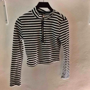  - Skön, mjuk halvt croppad med en liten polokrage samt dragkedja, storlek XS/S och köpt på jfr. Använd enstaka tillfälle. Nypris 200kr  Priset ovan inkluderar frakt.