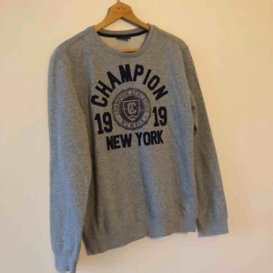  - Champion crew neck I trevligt skick. Kan hämtas i Uppsala eller skickas mot fraktkostnad 