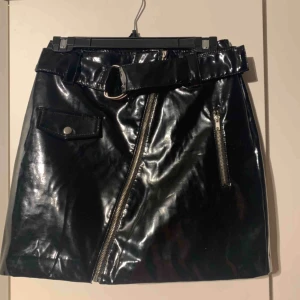  - Svart lackkjol från H&M, aldrig använd!  Kan fraktas 