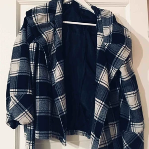  - Fin jacka med rutmönster, intressant krage Kan mötas upp i Stockholm :)  Betala med swish 