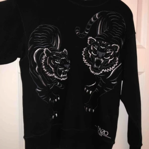 Limited edition kenzo tröja - Säljer min äkta Kenzo tröja som är en limited edition modell, den går alltså inte att få tag på längre, supersnygg och är i mycket bra skick! Bara att skriva om ni har några frågor!🥰 paket skickas med postnord spårningsbart paket.