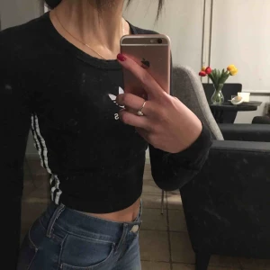  - Långärmad adidas crop top med ränder på sidorna, bra skick, använd max 5 gånger. Köparen står för frakt, betalning via swish. Pris kan diskuteras vid snabb affär