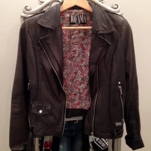  - Jofama by Kenza. Svart, äkta skin och i bra skick. Ny kostar runt 2500kr. 