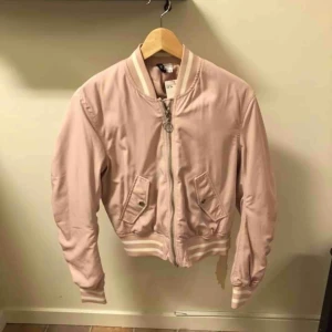  - Oanvänd med lappar kvar. Storlek xs. 