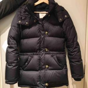  - Vinterjacka från Boomerang i modellen Alexandra. Nypriset är 6000kr. Använd 2 säsonger, bra skick men något slitna läderöglor. Storleken är XXS men den passar mig som vanligtvis har storlek 34. 