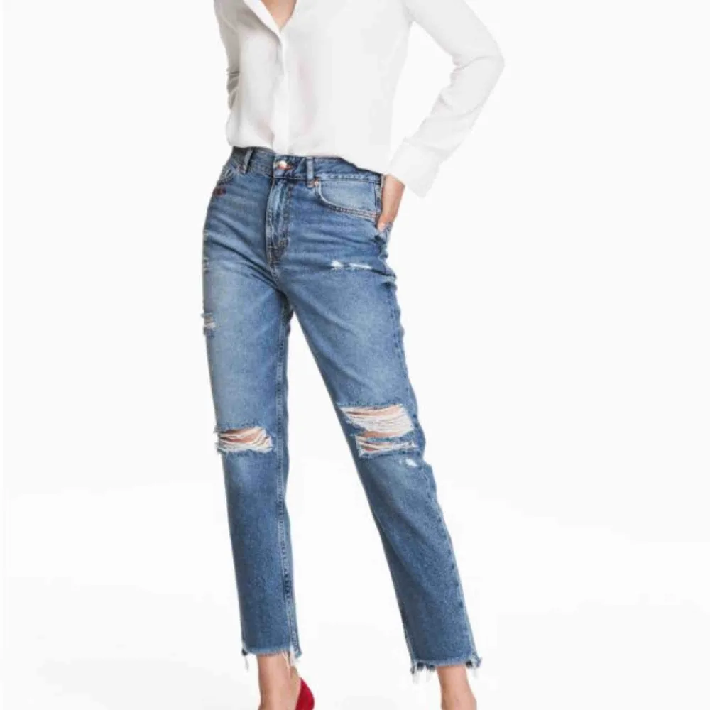 Snygga och Coola jeans från h&m med trycket girls bite back. Slitningarna i jeansen har blivit lite större men antingen kan man ha det sångelever sy ihop hålen lite. Betalning sker via swish . Jeans & Byxor.