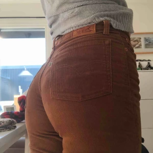 - Bruna manchesterbyxor fråm Levi’s säljes för att de är lite korta i benen.  Jag är en storlek 36/S i alla kläder vanligtvis och är 177cm lång så passform kan variera. Hör gärna av dig om du har frågor! 🥰