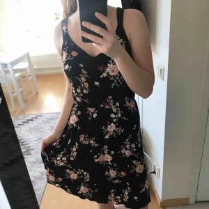  - Jättesöt klänning med blommigt mönster som jag av någon anledning inte använder och tycker då den ska få komma till en ny ägare.