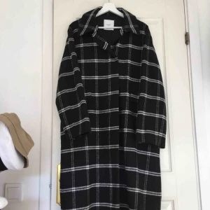  - Lång, oversized kappa från mango! den har ett litet håll på insidan av vänstra fickan, annars i bra skick! möts gärna upp i Malmö, annars står köparen för frakt :) 