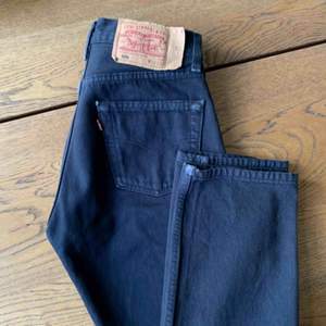 Svarta vintage Levis 501 jeans. Supersnygga o perfekt ”slitna”. Köpta här på plick men i fel storlek, därför säljer jag. Frakt på 65kr tillkommer. 