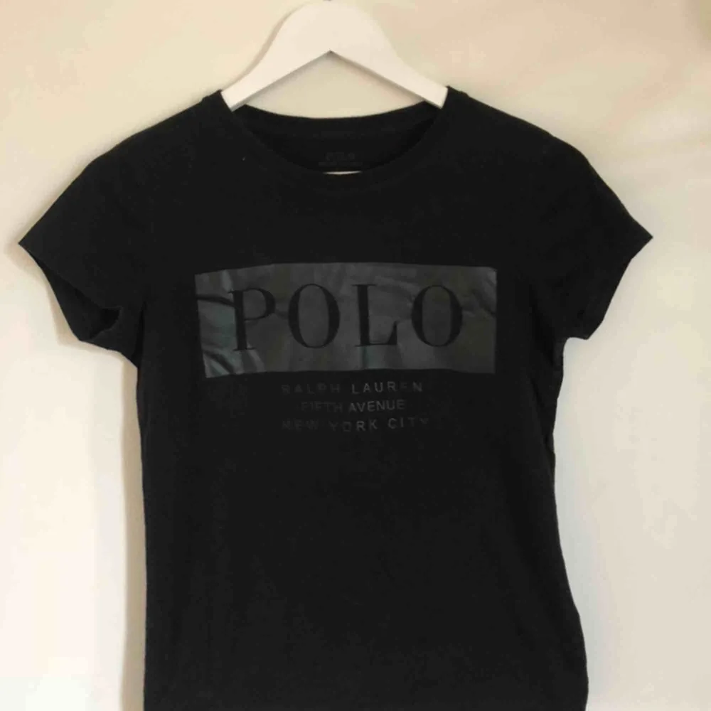 Polo Ralph Lauren t-shirt i väldigt fint skick! Med läder imitation på bröstet. I storlek S men skulle säga att den känns mer som en XS. Frakt tillkommer! . T-shirts.