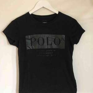 Polo Ralph Lauren t-shirt i väldigt fint skick! Med läder imitation på bröstet. I storlek S men skulle säga att den känns mer som en XS. Frakt tillkommer! 