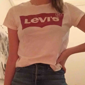  - Vit Levis tröja