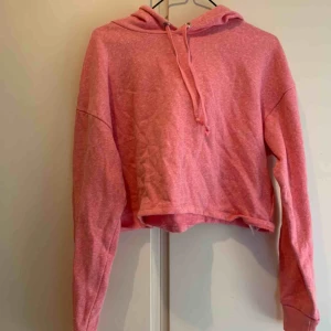  - Cropped hoodie. Möter helst upp i Norrköping. Vet inte frakten just nu men kan ta reda på det om någon vill få den fraktad. Frakten ingår inte i priset isåfall.