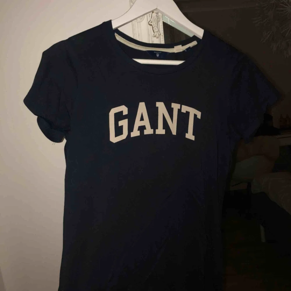 FRAKT INGÅR! Äkta t-shirt från Gant, använd typ 2 gånger så den är i fint skick!🥰. T-shirts.