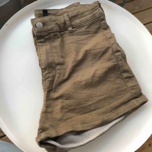 Shorts - Gröna shorts i storlek 40. Skulle snarare säga att de är en storlek 36. (Passar mig som har 36).  Shortsen är lite grönare i verkligheten. Använda få gånger. 60kr + frakt💚💚Betalning sker ENDAST med SWISH! TRYCK INTE KÖP NU!