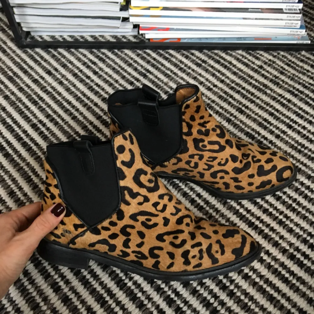 Boots i leopardmönstrat läder med ”hårig” yta. . Skor.