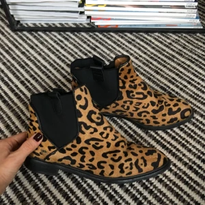  - Boots i leopardmönstrat läder med ”hårig” yta. 