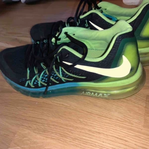  - Skitsnygga Nike air Max skor. De är sparsamt använda och köpta i USA då de inte går att få tag i här i Sverige.