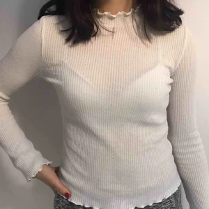  - Vit tröja från H&M i storlek S. Är lite see through❤️
