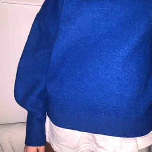 Blå tjocktröja - Festlig tjocktröja från H&M! Kornblå med glitter. Ballongärm och snygg krage. 