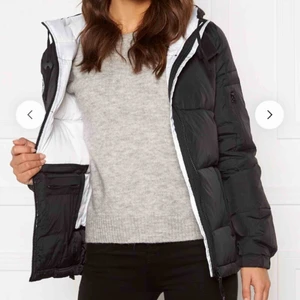  - En svart D.brand jacka i storlek M, passar både S & L beroende på vilken passform man söker. Använd fåtal gånger, i nytt skick. Nypris: 2000kr, säljer för 1250! 