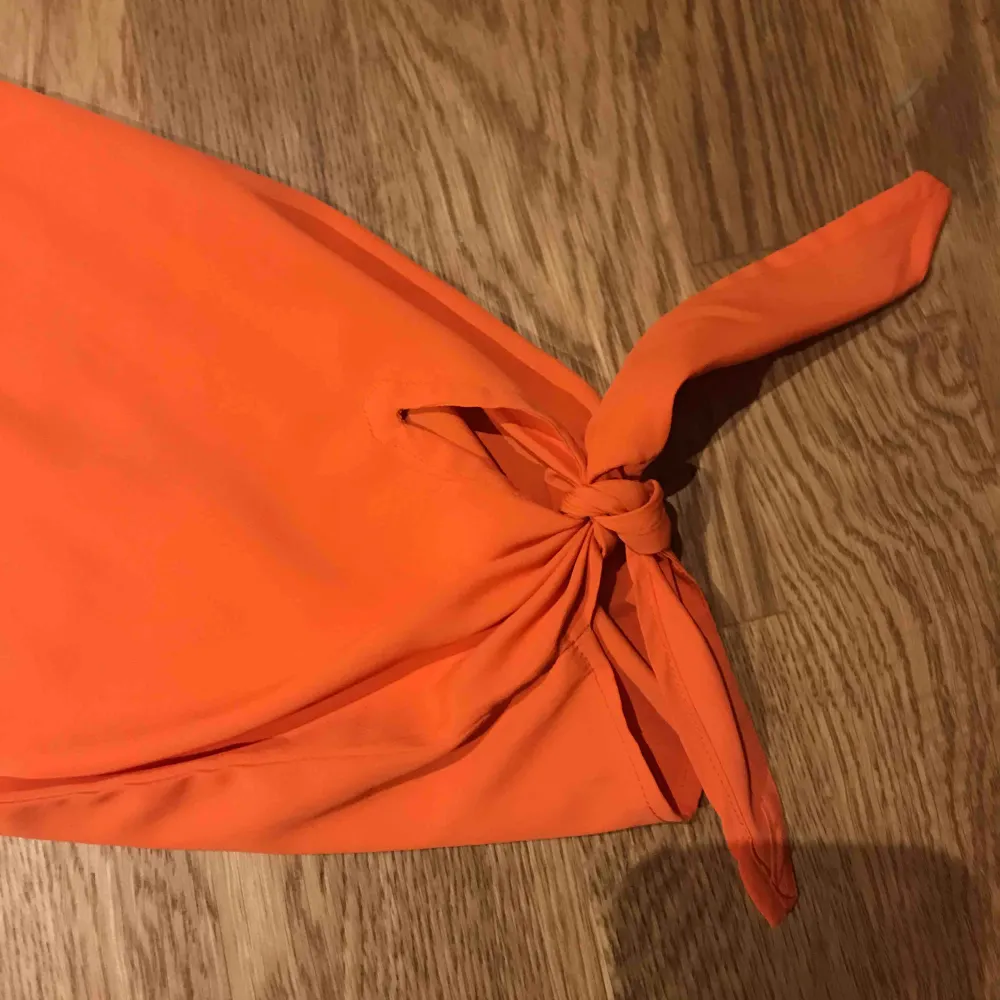 Orange oversize blus från Åhlens. Stora puffiga ärmar. Köparen står för frakt . Blusar.