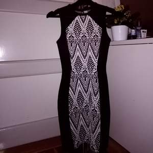  Riktigt skön klänning från hm, storlek 32, knappt använd! Frakt tillkommer, möts annars i Umeå! 😇