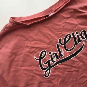  - Fin croptop från hm, bra skick. Passar S-M. Säljs pågrund av att jag har en liknande. 🤗