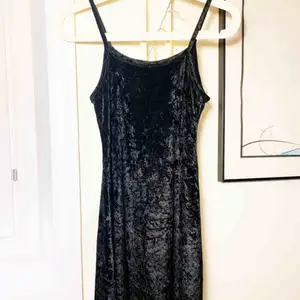 Sammets klänning i svart köpt på Beyond Retro. Otroligt fin, kan bäras både till vardags och till fest. Aldrig använd då Jag köpt denna i för liten storlek. 