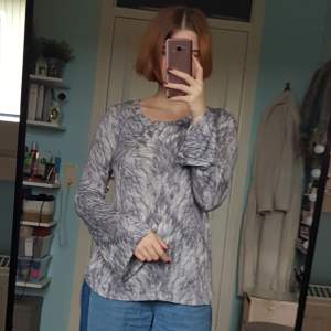 Jättemysig finstickad tröja från Gina Tricot med utsvängda armar och grått mönster