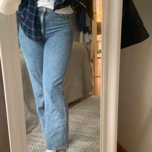  - Säljer mina blåa jeans från monki i storlek 27. Jeansen är i rak modell och är använda cirka 5ggr. Möts upp! Helst på Södermalm.